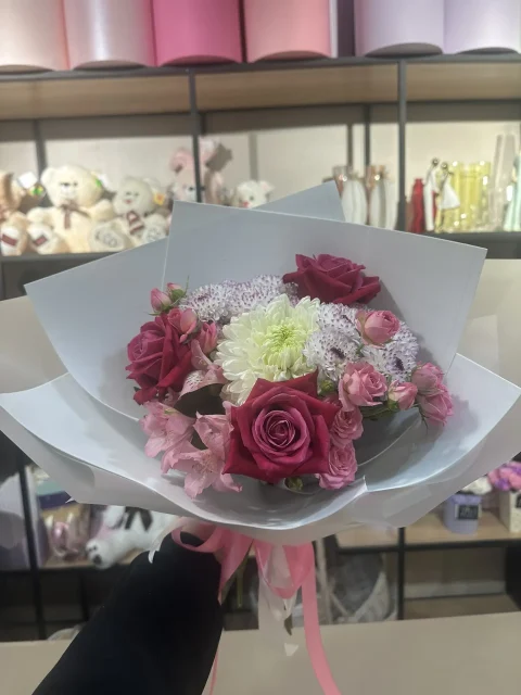 Микс роз и хризантем