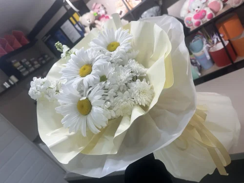 Букет белых ромашек